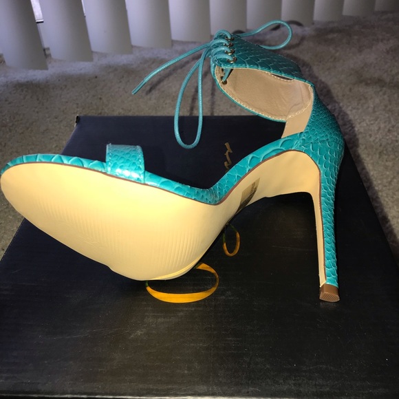 Heels - Picture 4 of 4